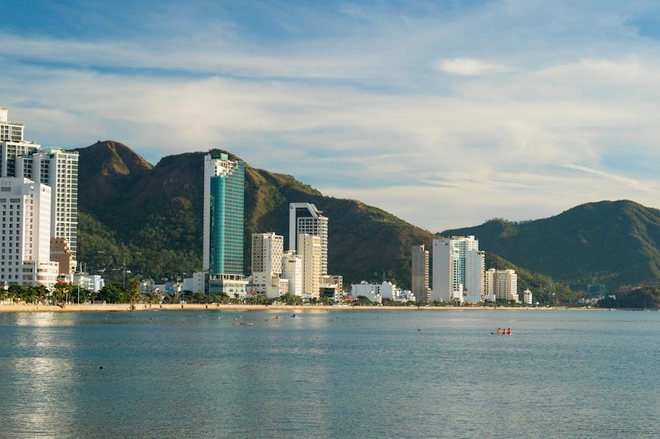 Nowoczesne biuro z widokiem na port, symbolizujące rozwój biznesu.